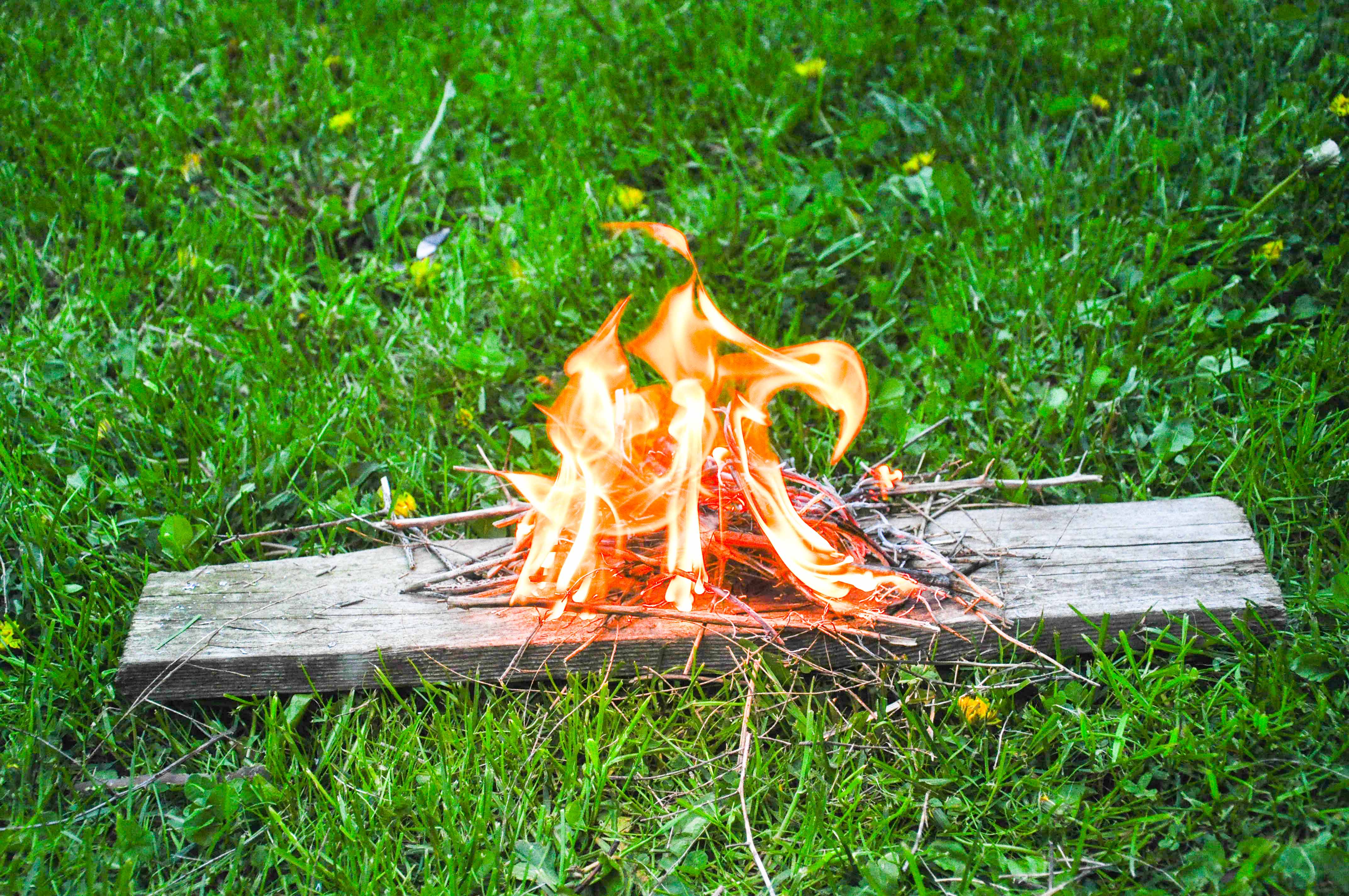 9 необычных способов разжечь огонь без спичек, которые захочется повторить