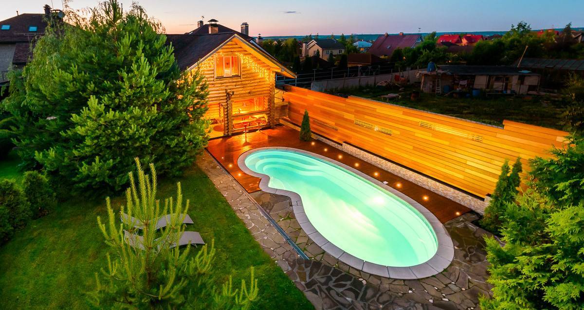 Проект бани с бассейном: деревянные конструкции под одной крышей с бильярдом и барбекю