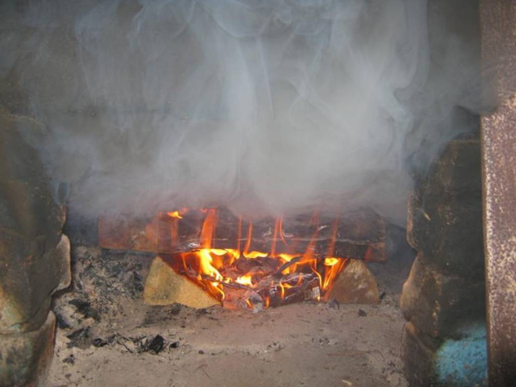 Почему дымит печка: причины дымления, способы устранения, пошаговая инструкция