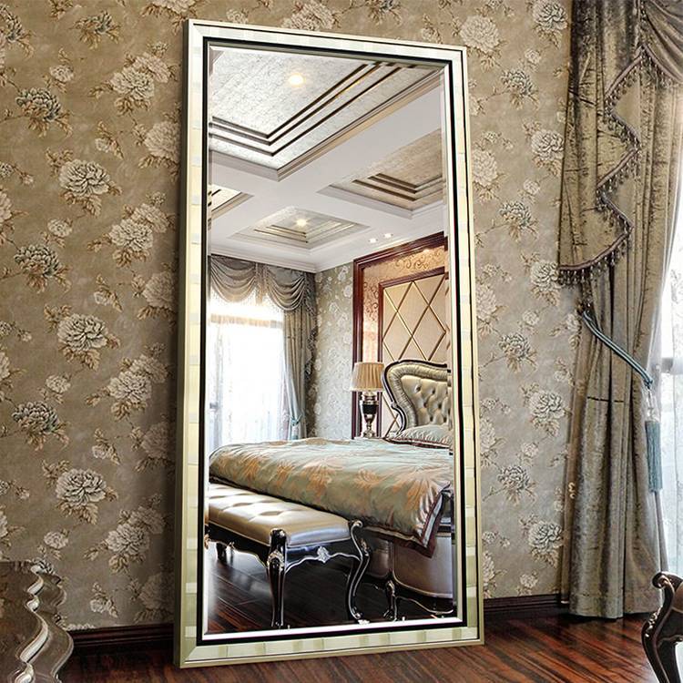 Нельзя ставить кровать напротив зеркала. Кресло в спальне у зеркала. Большое зеркало в спальне. Зеркало напротив зеркала в спальне. Винтажное зеркало в спальне.