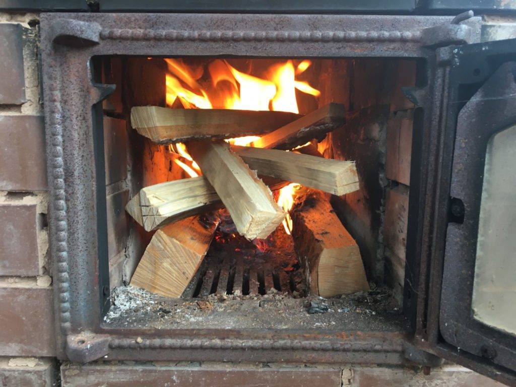 Можно ли топить печь дубовыми дровами. какими дровами лучше топить печь