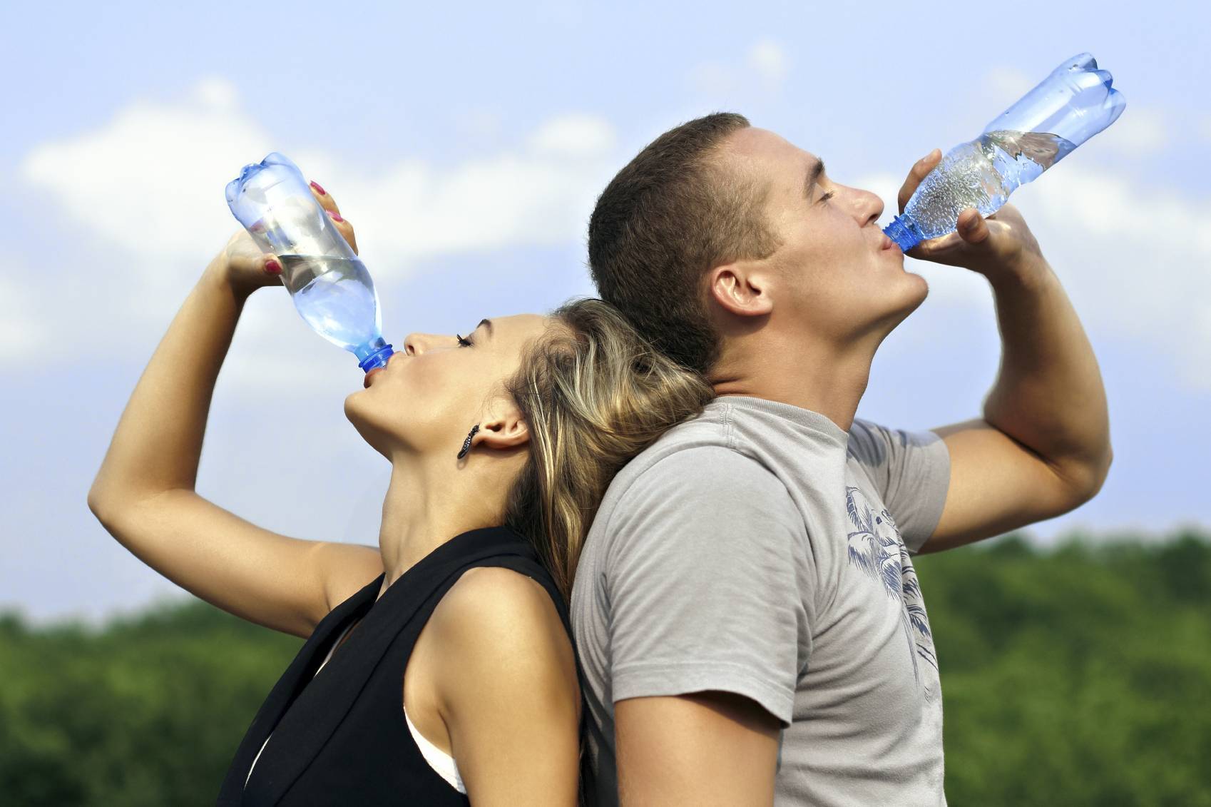 Топ-7 напитков для лета, которые спасут организм от обезвоживания и утолят жажду