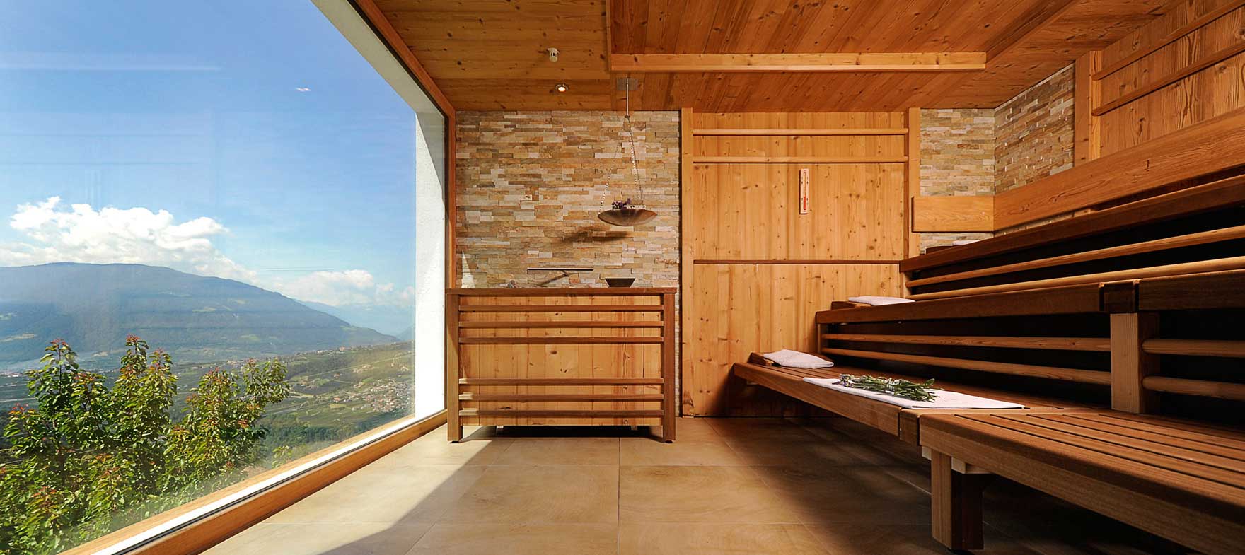 Окна для бани [деревянные, панорамные, пластиковые]: размеры и установка
