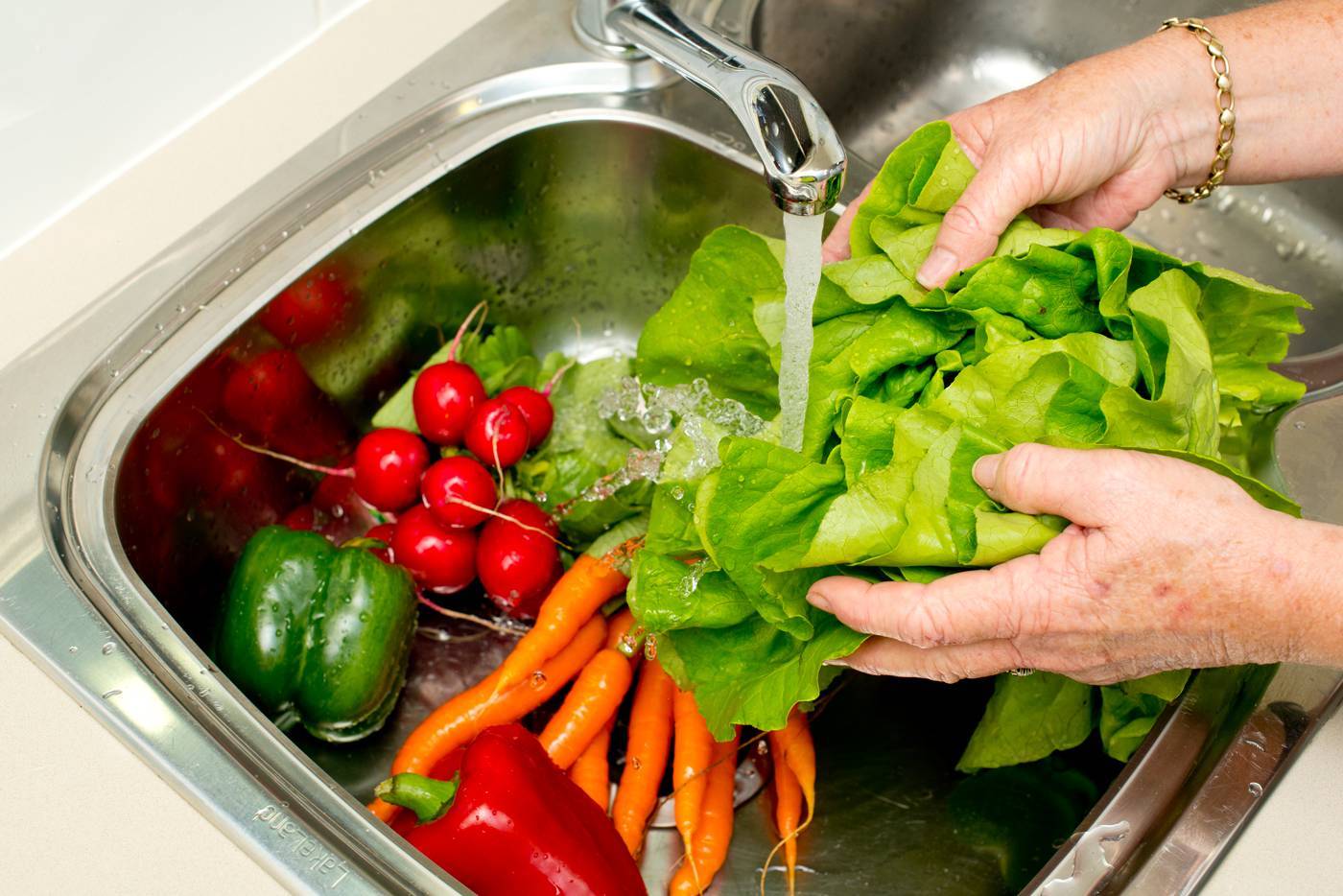 Только водой или с мылом: как правильно мыть фрукты и овощи?