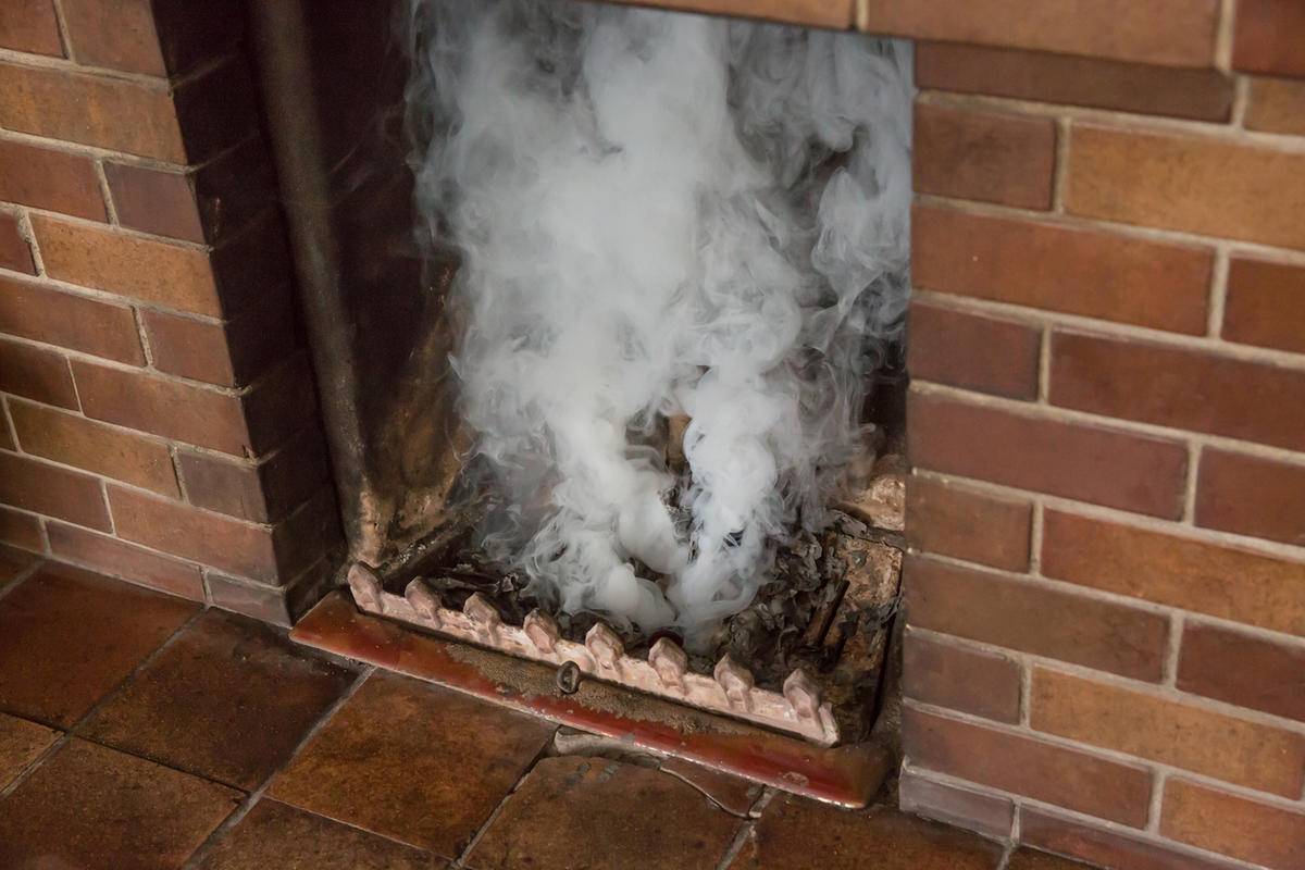 Почему дымит печь – возможные причины. что делать если дым при растопке печки или камина идет в дом