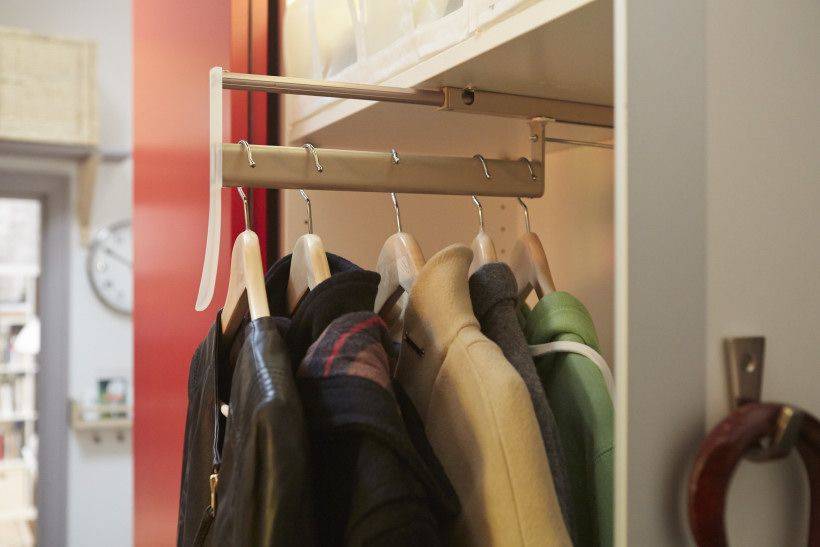 Как хранить вещи без шкафов: 9 необычных идей