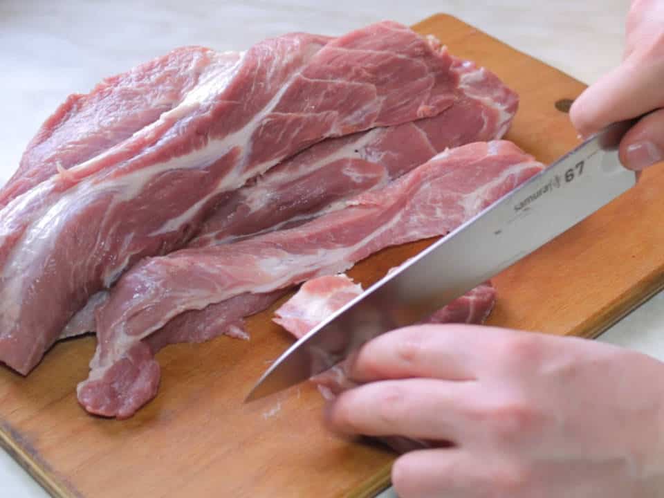 Как правильно резать мясо - вдоль волокон или поперек