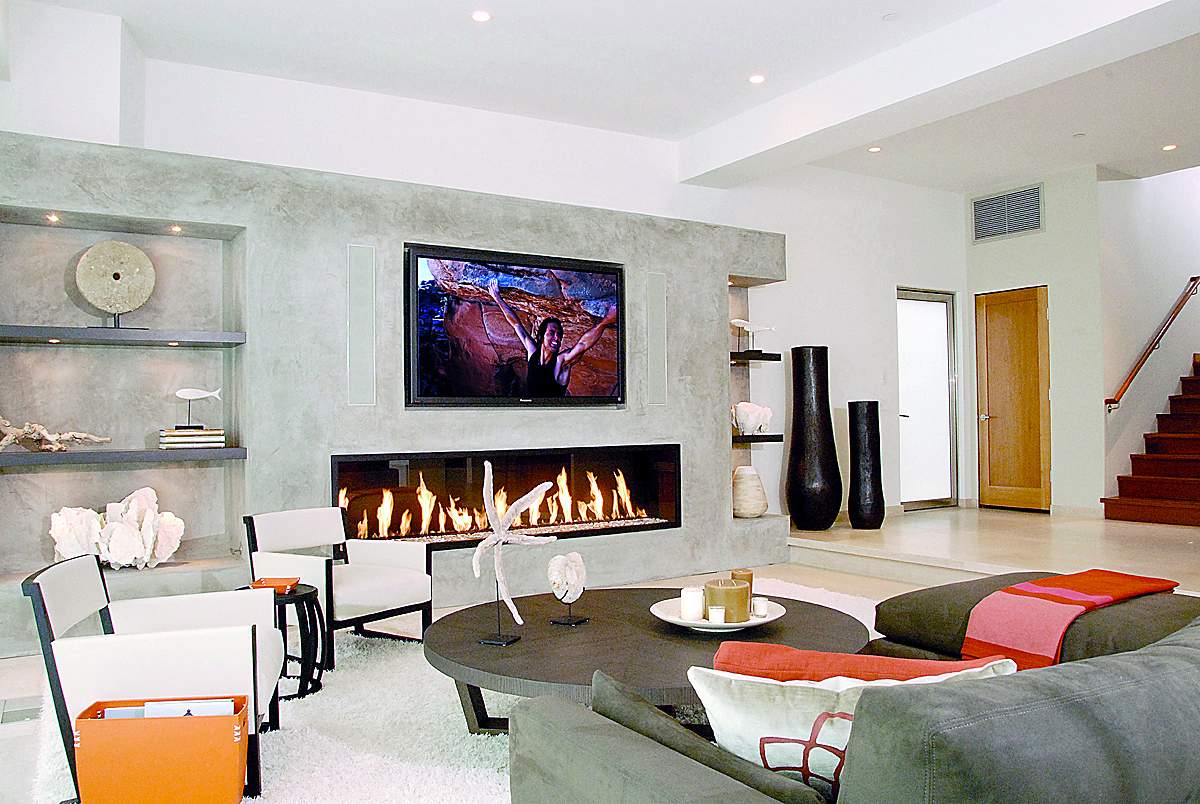 12 идей расположения телевизора и камина в гостиной: телевизор над камином, на одной стене