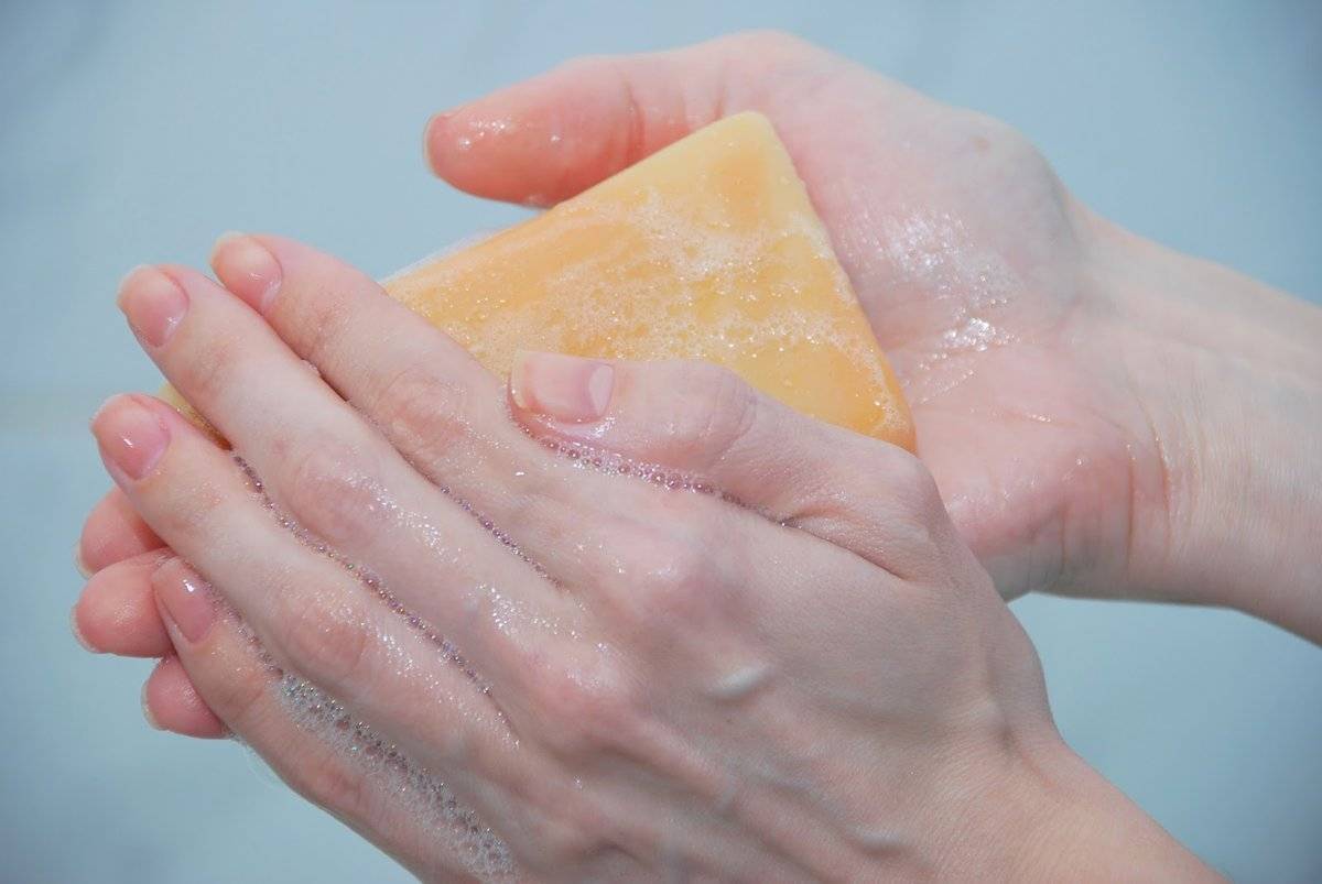 Мыло в быту. Намыленное мыло. Мыло для рук. Мыльные руки. Умывание хозяйственным мылом.