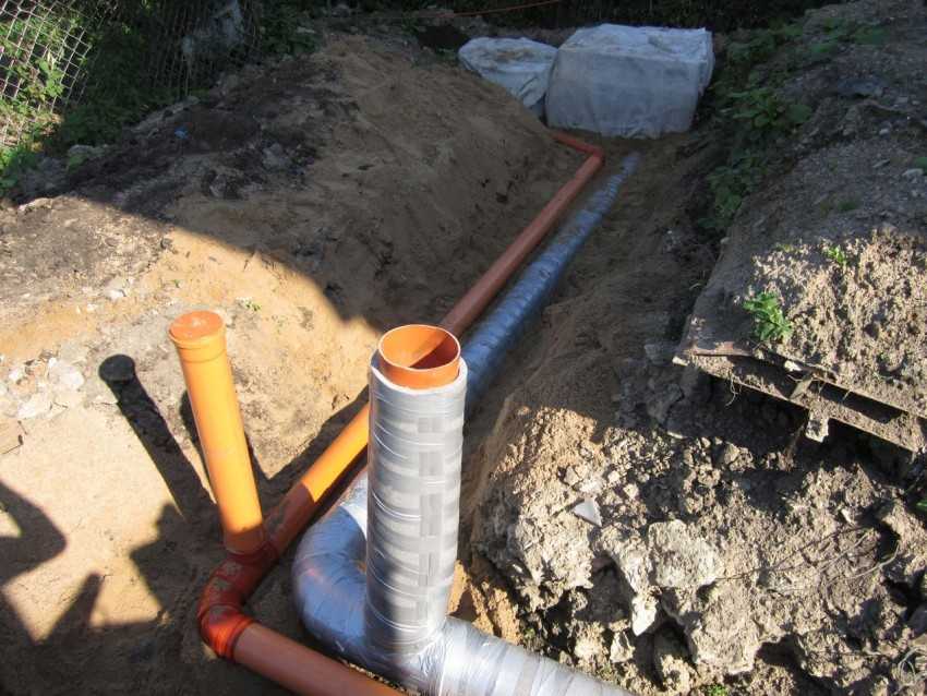 Чем утеплить канализационную трубу в земле наружную