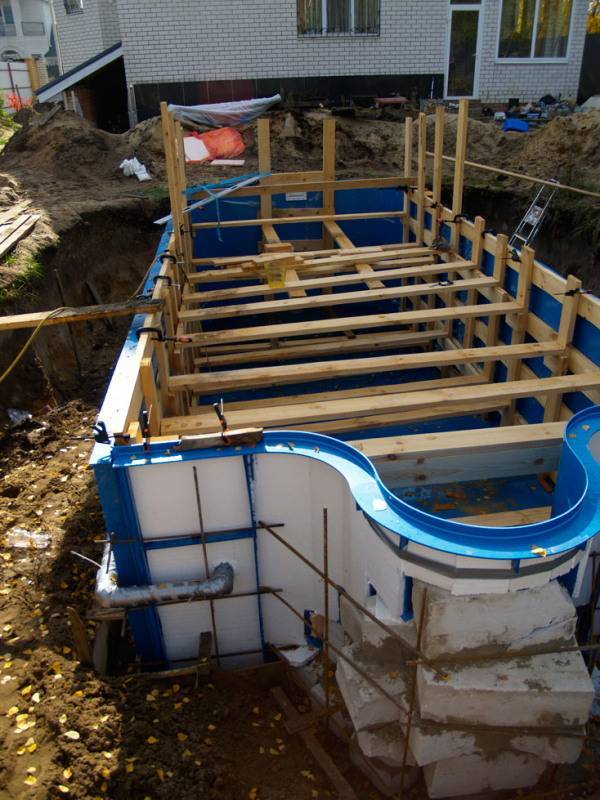 Бассейн своими руками на даче: из чего можно изготовить простой, небольшой самодельный искусственный водоем для участка, пошаговая инструкция по строительству