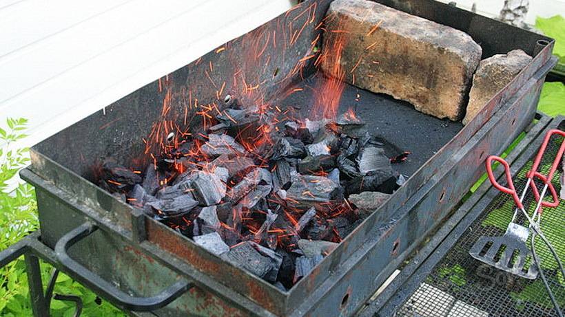 Как разжечь угли в мангале?