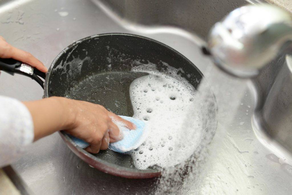 Чем отмыть сажу и копоть в домашних услолвиях