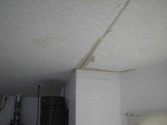 Как заделать трещину на потолке между плитами?