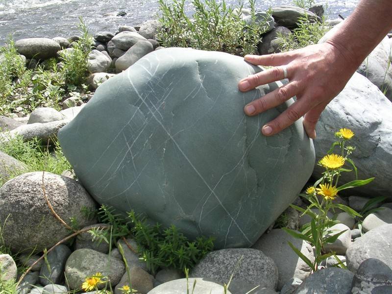 Искусственный камень валун своими руками для сада