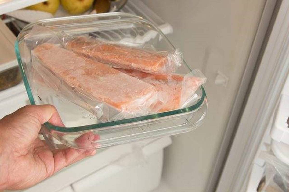 Сколько хранится мясо в холодильнике: срок хранения охлажденного или размороженного, как хранить без заморозки