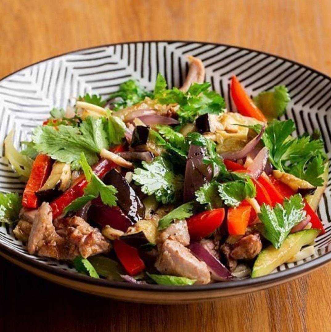 5 овощных салатов, которые выгодно подчеркнут вкус жареного мяса