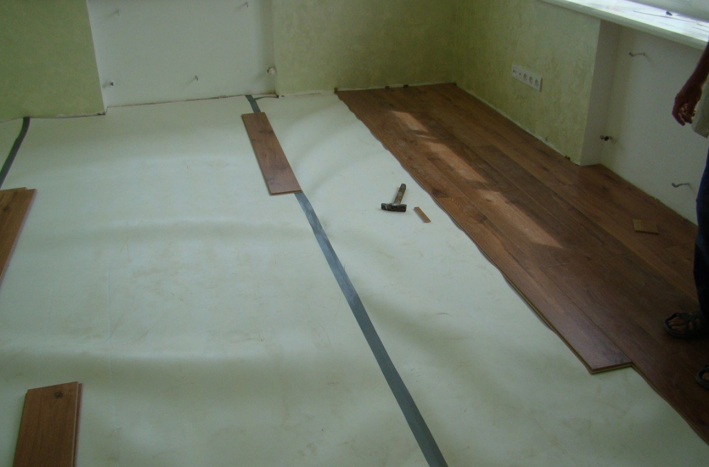 Теплый пол под ламинат на бетонный пол: монтаж разных видов полов