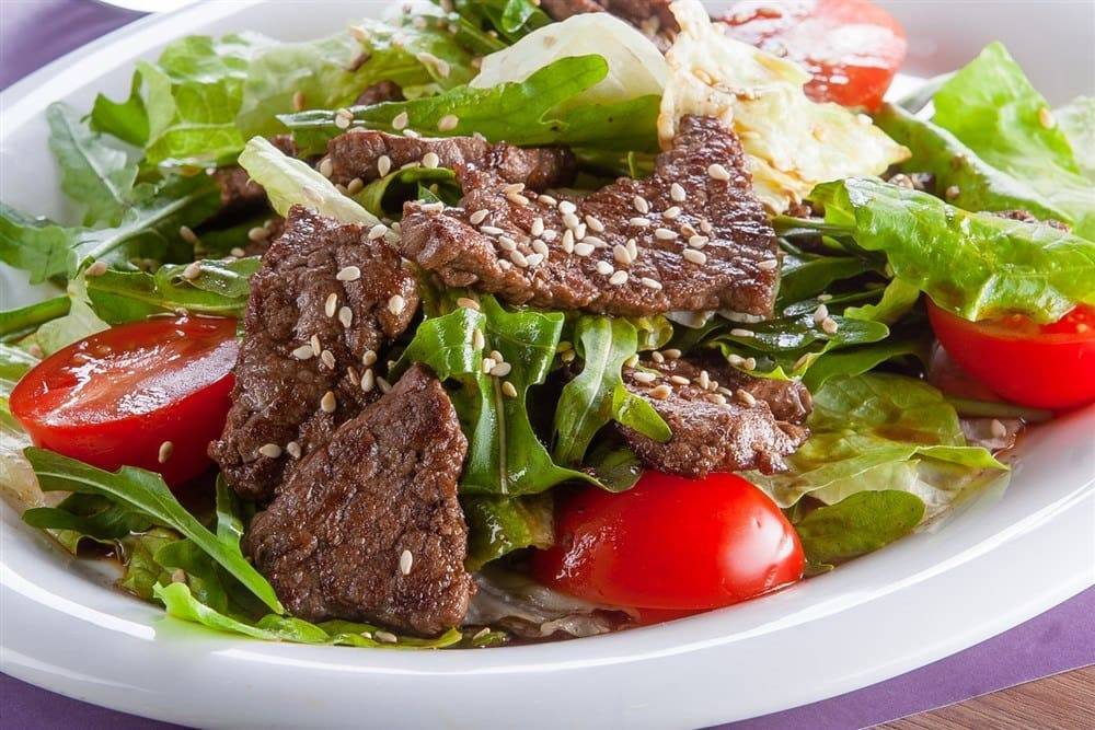 20 мясных салатов, которые сможет приготовить каждый