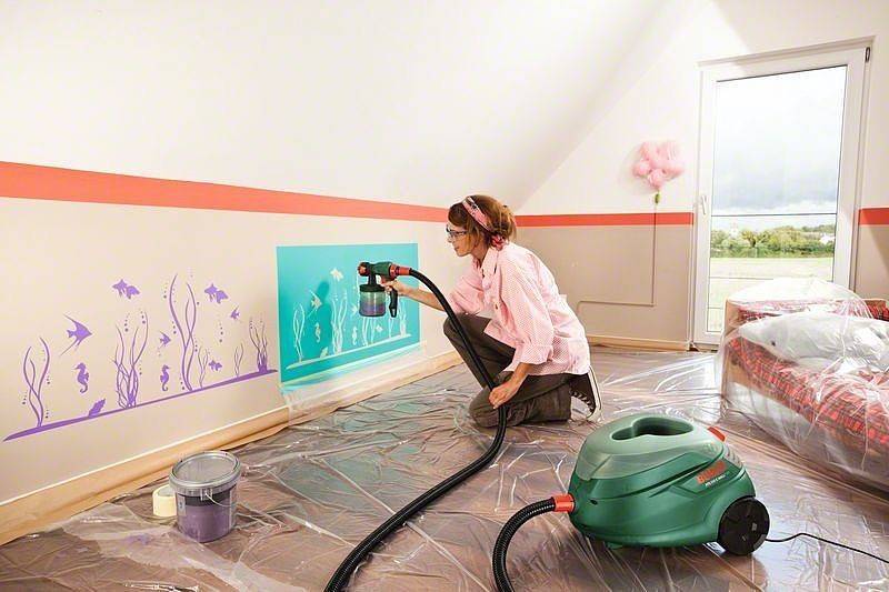 Покраска потолка с помощью краскопульта водоэмульсионной краской