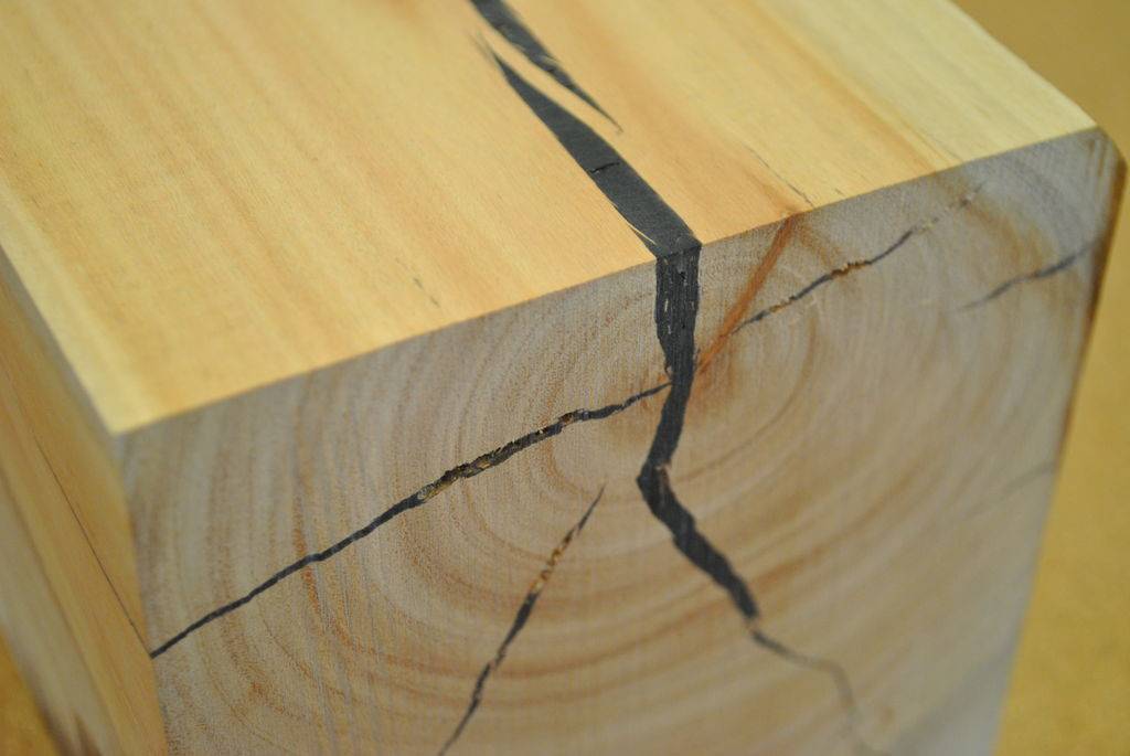 Чем заделать щели в деревянном полу: простые и надежные средства, техника работы