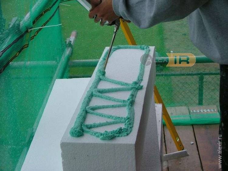Чем лучше склеивать между собой пенопласт – выбираем надежное средство
