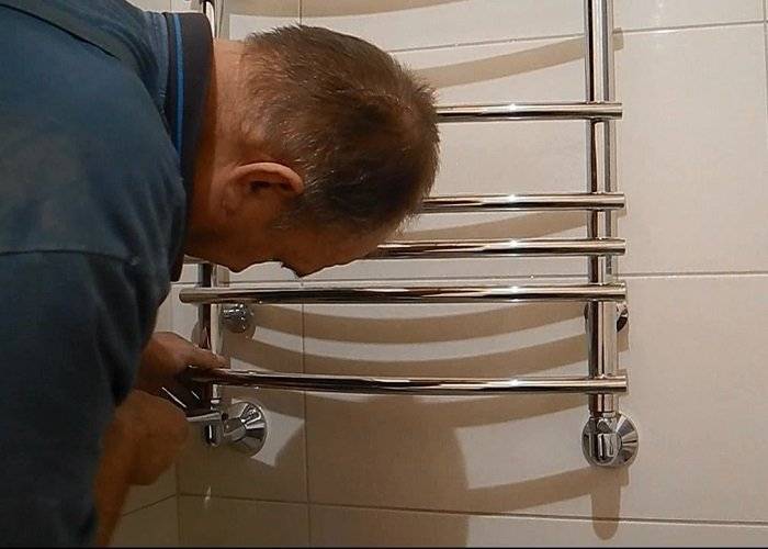 Как заменить полотенцесушитель в ванной своими руками как поменять и сколько стоит замена