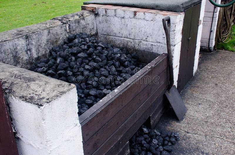 Как хранить уголь в частном доме?
