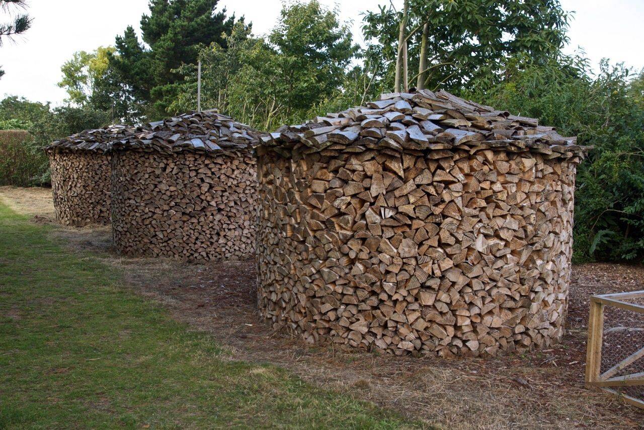 Хранение дров на даче: как сделать правильно?