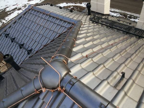 Надо ли заземлять крышу из металлочерепицы?