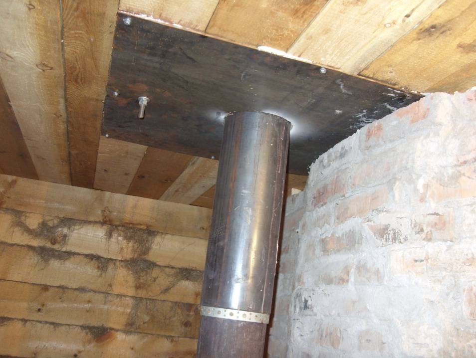 Проход трубы через потолок в бане - проходной узел, его устройство и габариты, как сделать своими руками, как изолировать дымоход, как вывести его на крышу
