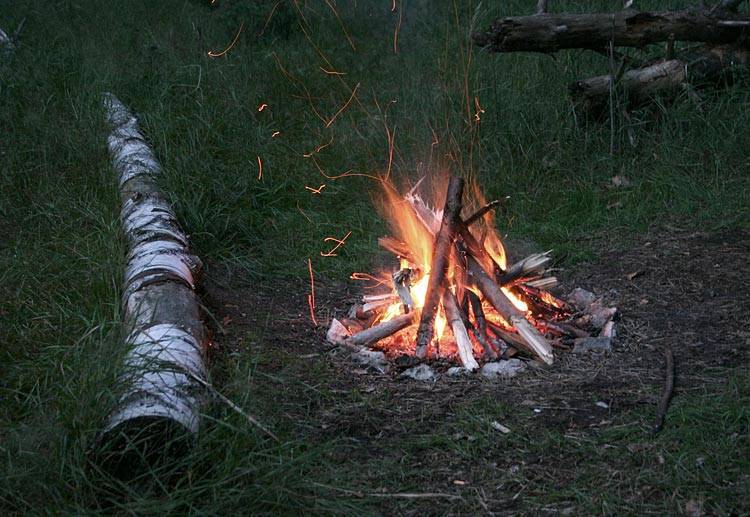 Один в лесу: 5 способов разжечь костер, если нет спичек и зажигалки