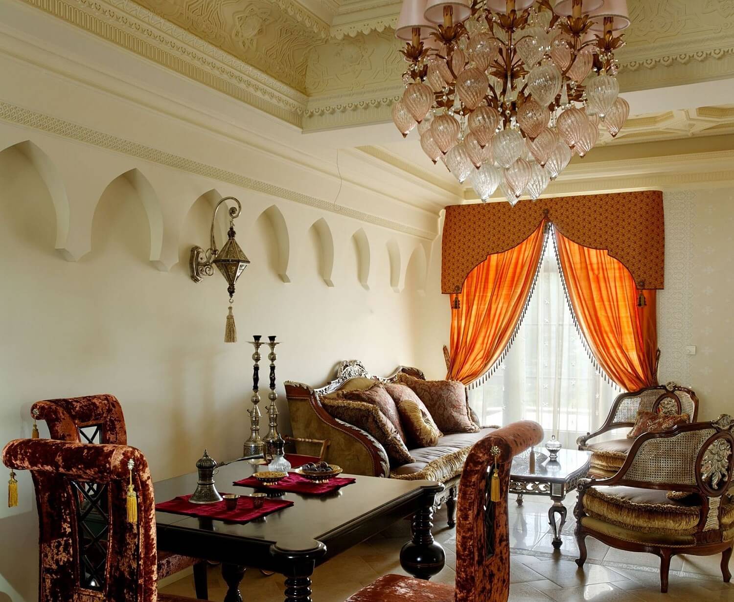Арабский стиль в интерьере гостиной, спальни, кухни - 21 фото