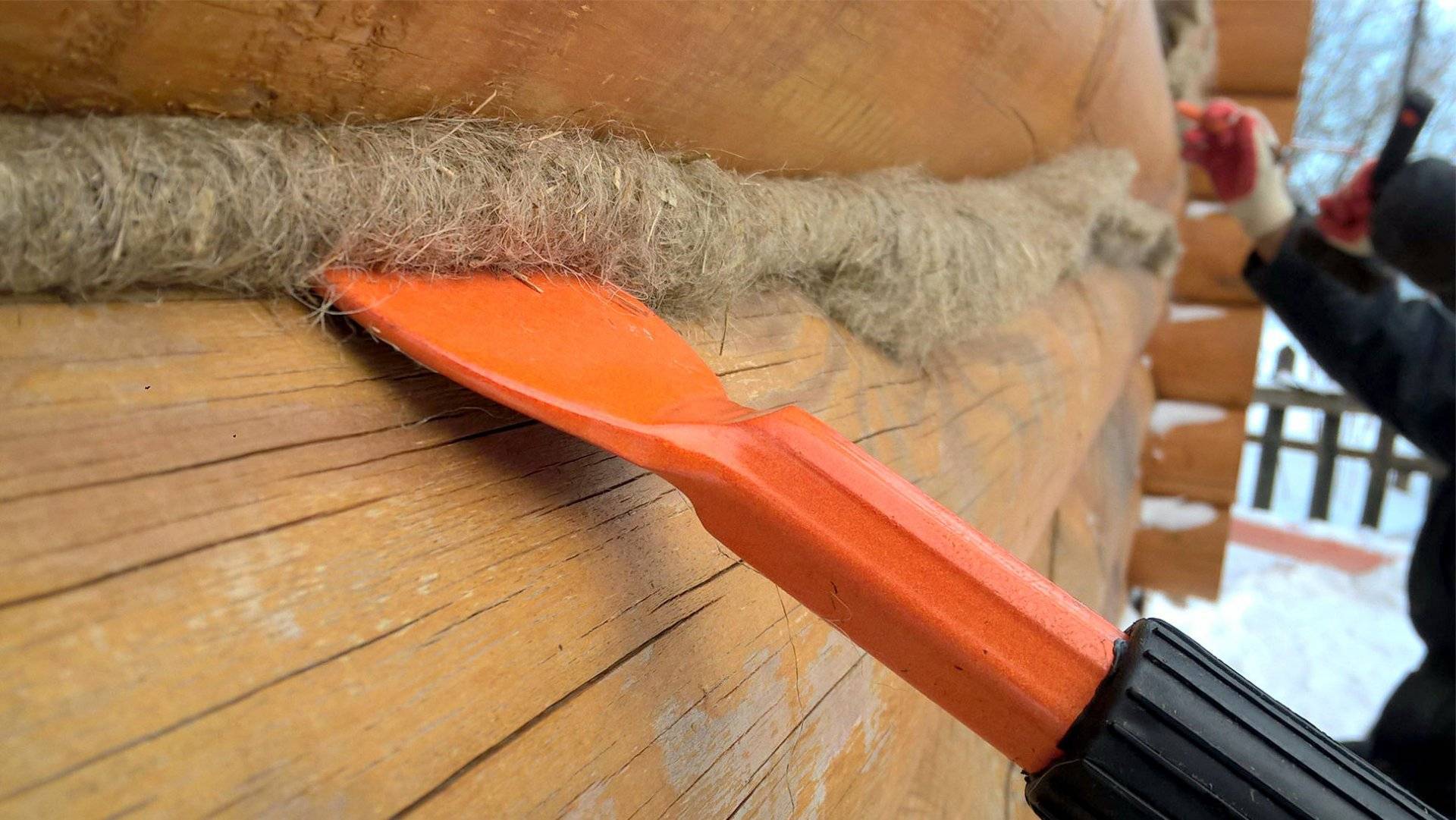 Конопатка сруба своими руками - мхом, джутом или паклей, технология, инструменты и пошаговая инструкция