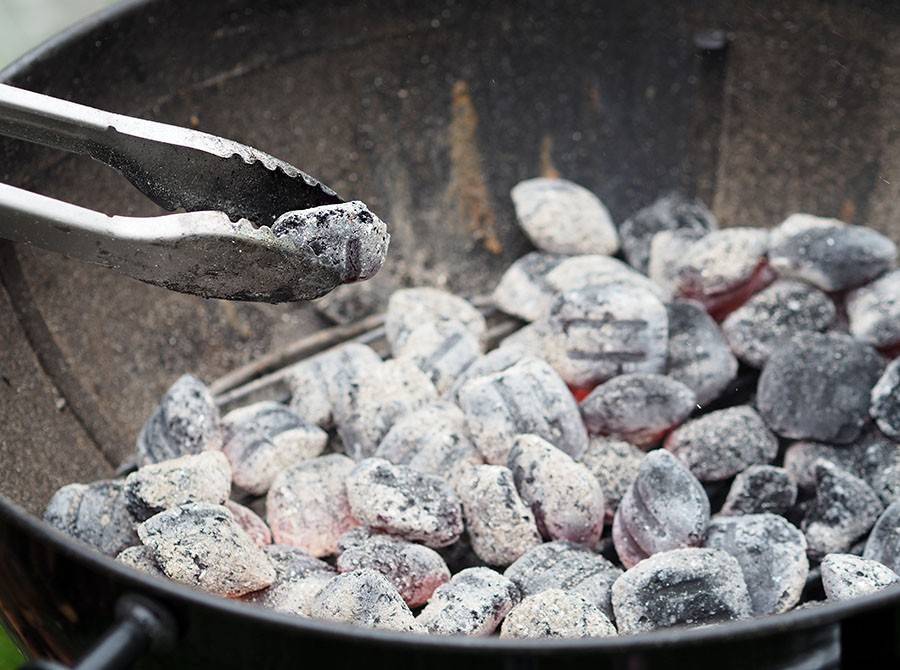 Как разжечь уголь для шашлыка на мангале: розжиг углей, как правильно поджечь