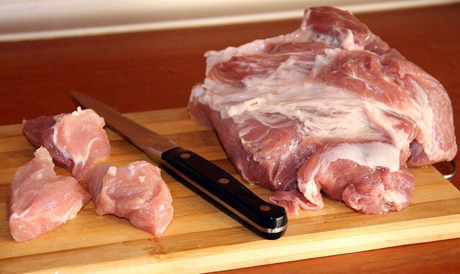 Как правильно резать мясо на шашлык: какими кусками, вдоль или поперёк волокон и другие вопросы